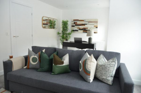 Watford - House - Sleeps 6 - Parking - Garden
